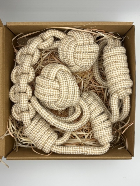 #PsiPrezent #DogChristmasBox #VesmoPet #ŚwiątecznePrezentyDlaPsów #IdealnyPrezentDlaPsa